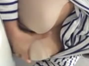 不停玩弄妹妹的敏感奶頭